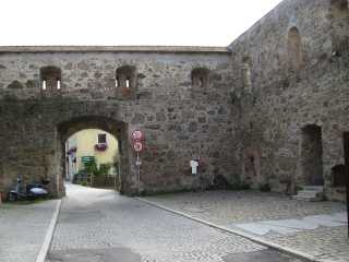 Das Severinstor in der Stadtmauer der Passauer Innstadt