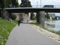 Von der Innpromenade geht es unter der Marienbrücke flussabwärts