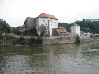 Blick auf die Veste Niederhaus an der Donau