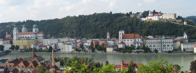 Stadtansicht Altstadt Passau mit Stephansdom und Veste Oberhaus