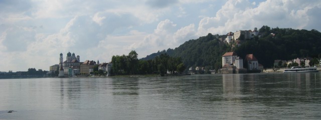 Blick auf das Dreiflüsseeck - Inn und Ilz münden hier in die Donau